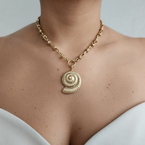 14k Gold Plated Chunky Shell Pendant Necklace